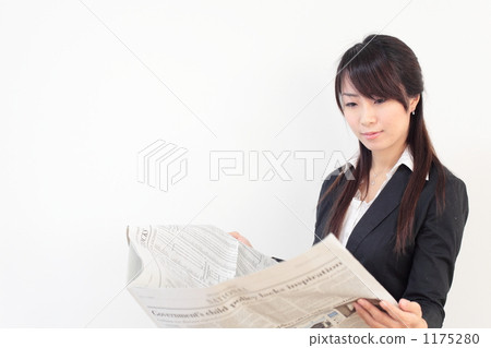 讀英國報紙的一個少婦 1175280
