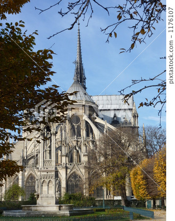 Notre Dame Cathedral on the island of Paris, Cité in Autumn Notre Dame Cathedral on the island of Paris, Cité in Autumn 1176107