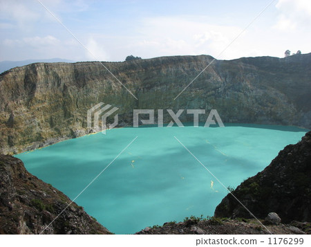 Crater lake 1176299