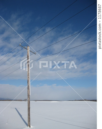 Stand on the snowy field 1178687