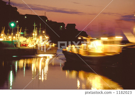 在晚上風景的漁船 1182023