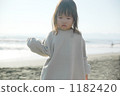 有海灘的一個女孩 1182420
