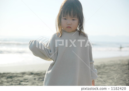 有海灘的一個女孩 1182420