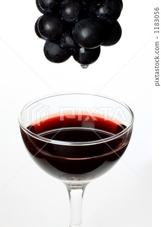 Wine and grapes 1183056