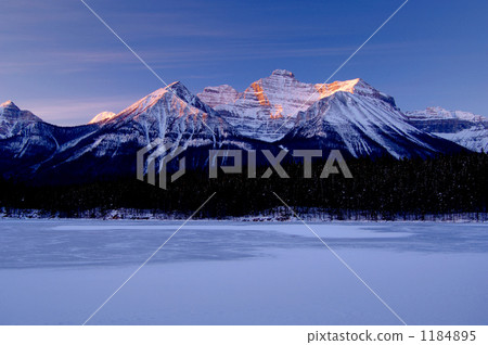 Herbert Lake in Cold Winter 1184895