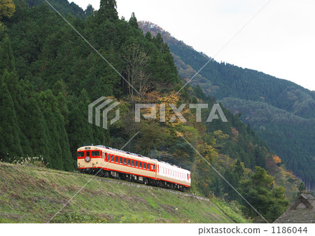 "Mimakase Slow Life Train" climbing towards Tomimichi 1186044