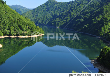 Sunny lake in fine weather 1189699