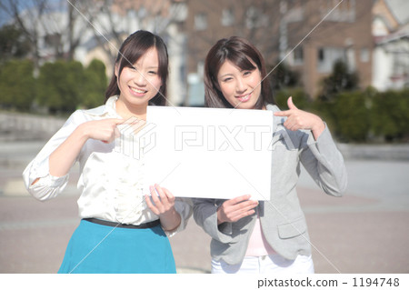 有whiteboard的兩名婦女 1194748