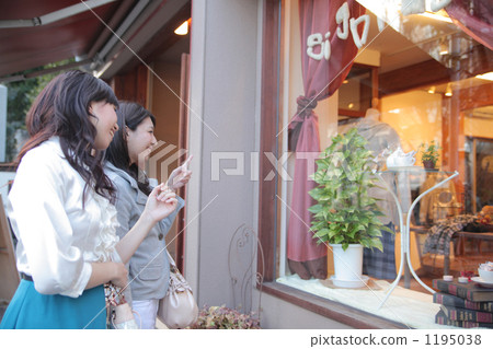 兩個人做窗口購物 1195038
