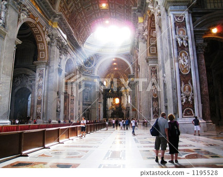 指向雄偉的聖彼得大教堂的燈光 指向雄偉的聖彼得大教堂的燈光 1195528