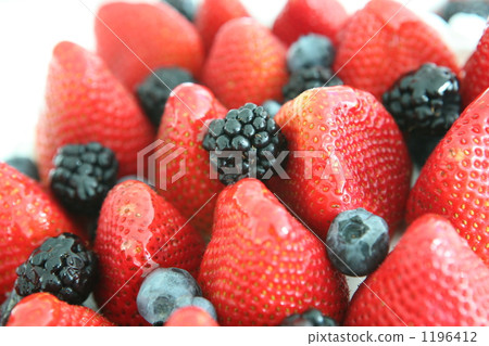 Strawberry and blueberry cake Strawberry and blueberry cake 1196412