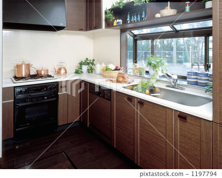 Bright L-shaped kitchen with bay window 1197794