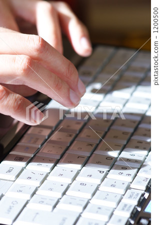 PC鍵盤和手指___陰影 1200500