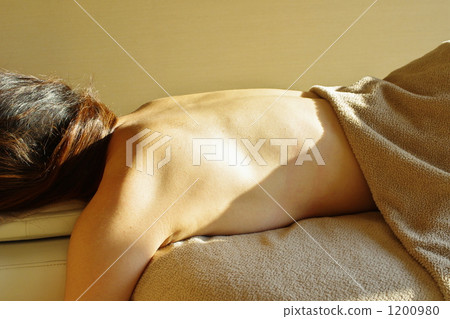 在清新的陽光下,女人會放鬆並接受背部治療 在清新的陽光下,女人會放鬆並接受背部治療 1200980