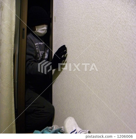 一個試圖從房子二樓入侵的小偷沒有上鎖 1206006