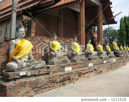 Buddha statue lined in the corridor Buddha statue lined in the corridor 1211528