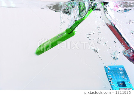 多個彩色手機在水中下沉2 1211925