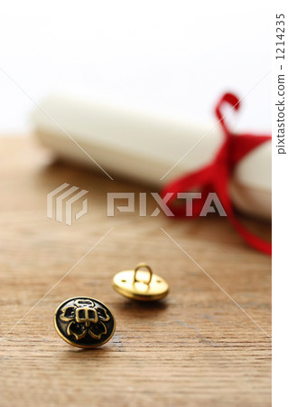 第二個文憑和學生衣服第二個按鈕 第二個文憑和學生衣服第二個按鈕 1214235