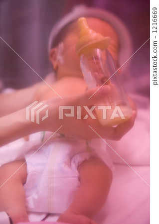 新生兒喝牛奶 新生兒喝牛奶 1216669