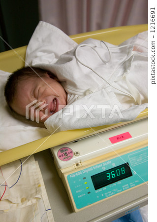 Newborn's weight measurement Newborn's weight measurement 1216691