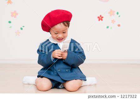 一個用手機郵寄的男孩 1217322