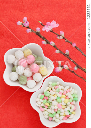 Chicks on red washi and peach blossoms 1222531