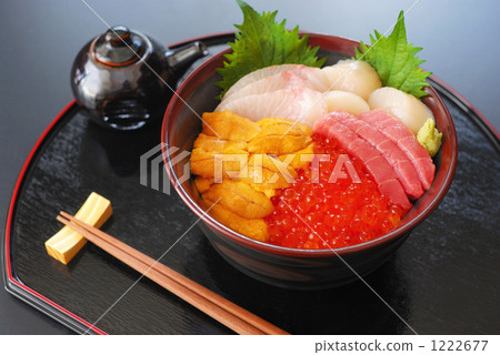 Bowl of rice topped with sashimi  1222677