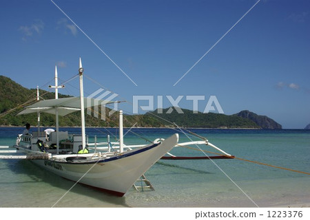 A bunker boat moored on a coral reef (Palawan / Philippines) 1223376