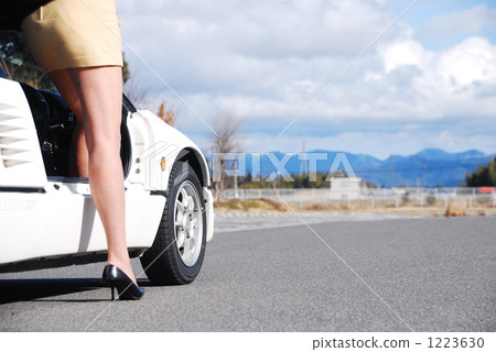 跑車和女性的腳 1223630