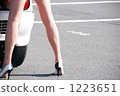 跑車和女性的腳 1223651
