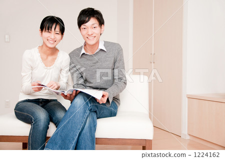 一對夫婦讀一本雜誌 一對夫婦讀一本雜誌 1224162