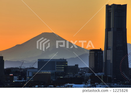 在晴朗的天氣裡，富士山看起來很漂亮的橫濱的夜景 1225826