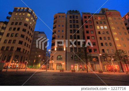 意大利街道的暮色夜視圖的Shiodome chaosite 5區HDR圖像 1227716