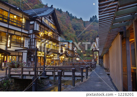 月亮和點燃的城市 1228201