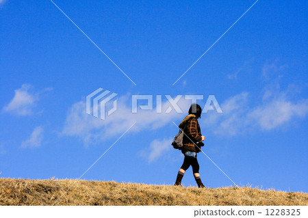 走在銀行的女孩 1228325