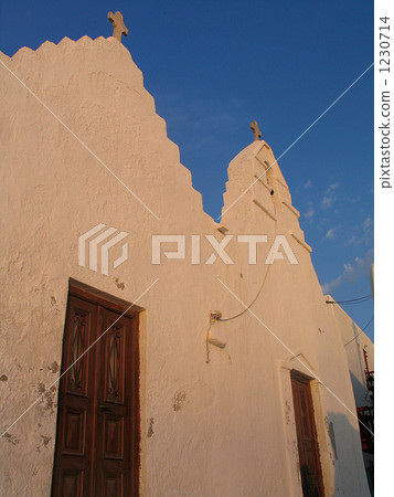 在日落弄髒的教會白色牆壁 1230714