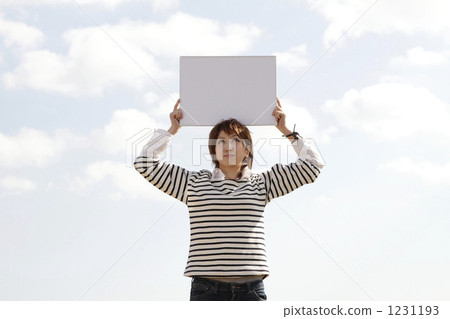 有一個白板的一位小姐有藍天后面的。認真堅持。 有一個白板的一位小姐有藍天后面的。認真堅持。 1231193