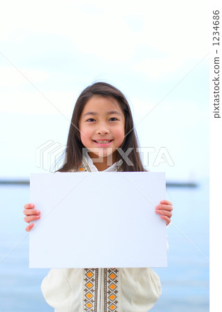 有一個白板的一個女孩 1234686