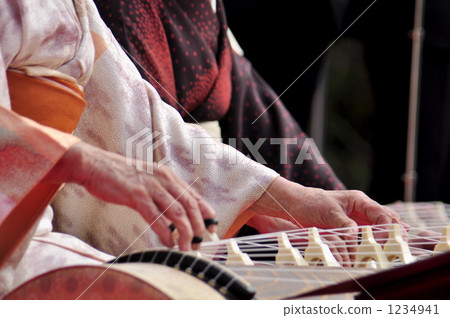 Koto在Ume宴會上的表演 1234941