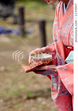 穿著和服運載的茶的婦女 1234947