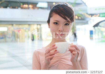 一個女人喝咖啡 一個女人喝咖啡 1237127