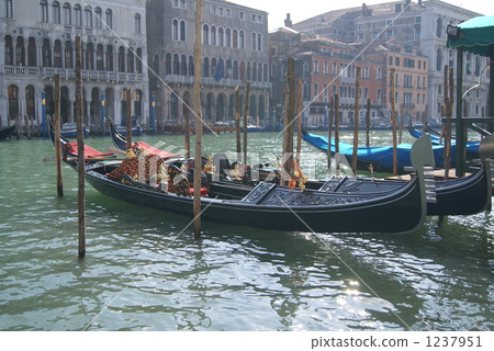 漂浮在大運河上的纜車 1237951