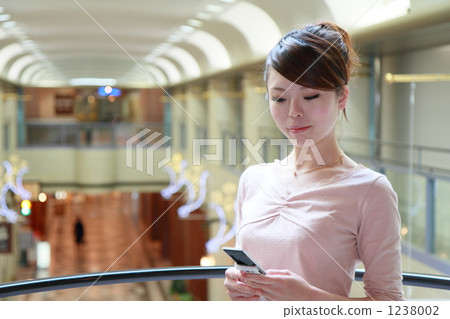 一個女人用手機郵寄 一個女人用手機郵寄 1238002