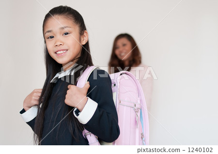 一個新生女孩和西裝的母親 一個新生女孩和西裝的母親 1240102