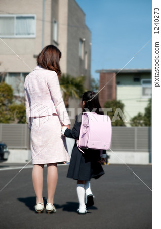 新生女孩和母親的重新統一 新生女孩和母親的重新統一 1240273