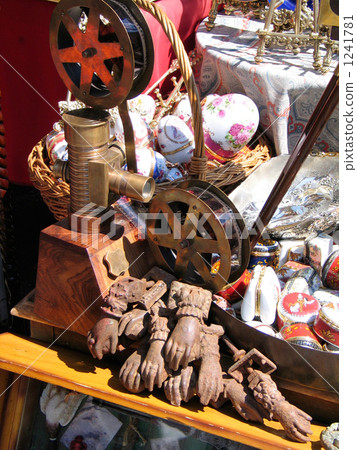 在跳蚤市場的一家商店,法蒂瑪的手被堆積起來 在跳蚤市場的一家商店,法蒂瑪的手被堆積起來 1241781
