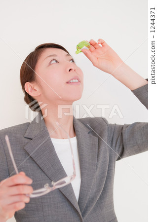 標記眼藥水的女商人 標記眼藥水的女商人 1244371