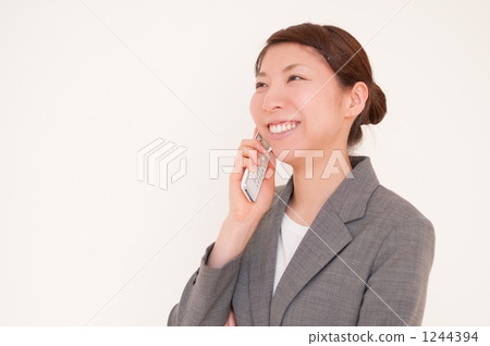 Business woman talking on mobile phone 1244394