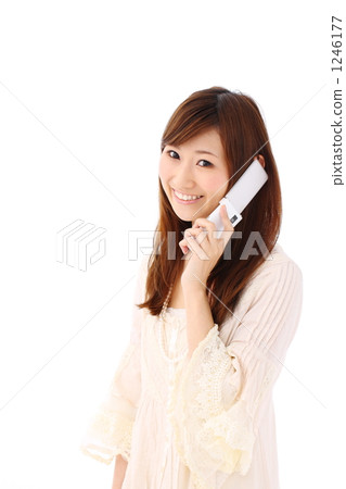 一名婦女談話在手機 1246177