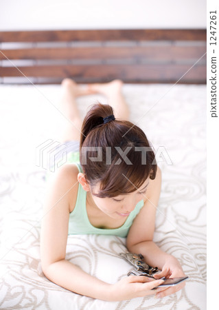 放鬆在床上的一個少婦 1247261